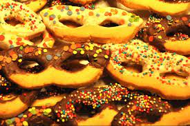 Da essi derivano le attuali frittelle, i krapfen , i bignè e le bugie o chiacchiere di carnevale, i doughnuts americani, gli struffoli napoletani e altri simili. Dolci Tipici Del Carnevale Napoletano Scopriamoli Insieme