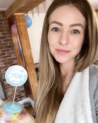 Amy Richard's Instagram, Twitter & Facebook