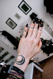 Der Neuste Schrei Finger Tattoo 65 Tattoo Motive Zum Verlieben Tattoos Zenideen Tatowierungen Tattoo Motive Fingertattoo