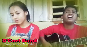 D a bila ku rindu ku tatap indah pelangi bm a bila ku bersedih ku tatap indahnya bunga g d a disitu ada cinta ku semaikan. Lirik Lagu Aku Menangis Karena Sayang Padamu D Cozt Band Kumpulan Lirik Lagu Indonesia