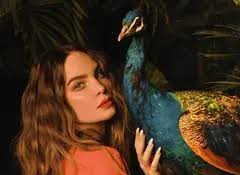 Isabela Chávez, la modelo trans que conquista TikTok por ser idéntica a  Belinda