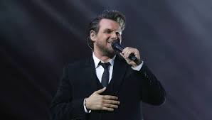 Ο πάνος κιάμος γεννήθηκε και μεγάλωσε στην αθήνα. Panos Kiamos H 3exwristh Afierwsh Stoys 8aymastes Toy Star Gr