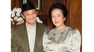 Seperti yang kita ketahui bj habibie semasa hidupnya berkontribusi besar atas perkembangan negara kesatuan republik penasaran sama kampus mana yang menjadi pilihan bj habibie selama muda? 6 Potret Kebersamaan Bj Habibie Dan Ainun Dari Muda Hingga Akhir Hayat Hot Liputan6 Com