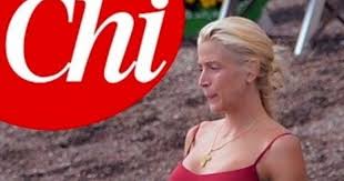 Da oggi giuseppe conte olivia paladino fanno finta di fare jogging in spiaggia con beppe grillo a discutere del futuro del movimento, su una ciclabile a to . Olivia Paladino Mentre In Europa Gonfiano Conte Come Una Zampogna Clamoroso Scoop Di Signorini Beccata Cosi Libero Quotidiano