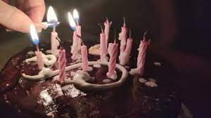 Selain lebih kenyang, harganya yang ekonomis cocok banget buat anak kost. Tangan Wanita Menyalakan Lilin Di Kue Ulang Tahun Sebelum Meledak Stok Video C Emaria 426698760