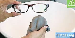 Mulai dengan memotong botol pertama menjadi dua bagian. 3 Cara Membersihkan Kaca Mata Anda Tips 2021