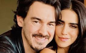 Hizo su debut como protagonista en el año 2011 en la telenovela bajo el alma. La Protagonista De Rosario Tijeras Le Pide Matrimonio A Su Pareja