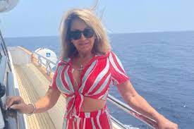 Carmen Geiss zeigt im roten Bikini viel nackte Haut: Ein Körper-Detail wirft Fragen auf