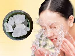 कील-मुंहासों से छुटकारा | फिटकरी के पानी से चेहरा धोने से दूर होती हैं ये 5  समस्याएं, जानें इस्तेमाल करने का तरीका | Thehealthsite.com Photogallery