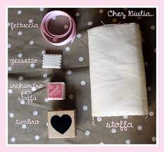 Ci siamo imbattuti nel blog de fuxtuttofattoamano, dove propone diversi tipi di sacchetti non perderti il tutorial sacchetti per bomboniere scritto in italiano. Chez Giulia Tutorial Sacchetto Bomboniera