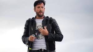 In augsburg treffen drei menschen aufeinander und geraten in streit, einer stirbt. Gbrnramz6kukbm