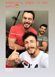 Pari Adli Kullanicinin Aytac Ismail Ege Sasmaz Panosundaki Pin Unluler Gomlek Ayi