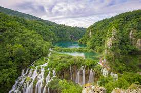 Der park liegt in der bergregion kroatiens zwischen den gebirgsketten mala kapela im westen und nordwesten und lička plješivica im südosten. Nationalpark Plitvicer Seen Kroatien Geo