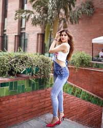 She described herself as a fashion, beauty and lifestyle influencer. Cover Photos