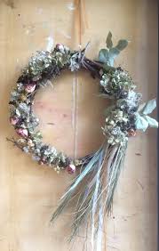 Couronne Fleurs Sechees Murale Fleurs Sechees Couronne Murale Fleurs Sechees Grand Modele Decoration Murale Mariage Hortensia Roses In 2020 Christmas Wreaths Holiday Decor Grapevine Wreath