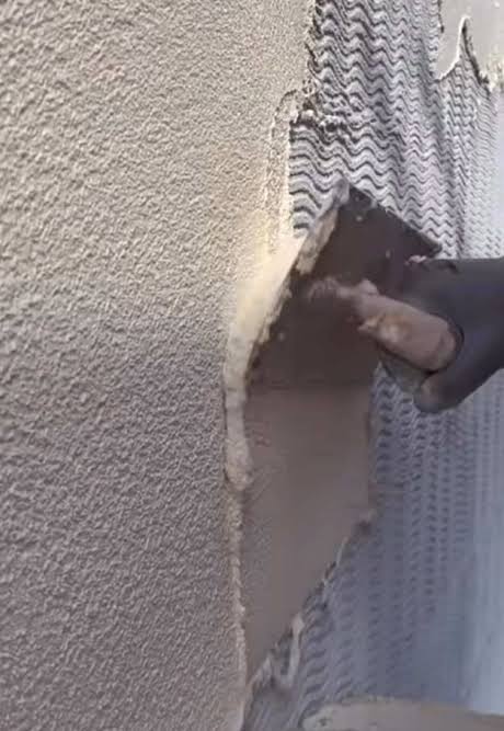 Façade d'immeuble avec enduit monocouche crépi — protection et finition extérieure
