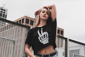 Tentunya asyik ya, membuat desain sesuai pilihan dan kreasi sendiri. Cara Desain Kaos Distro Yang Unik Dan Menjual