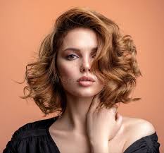 Une Belle Brune Femme De 70 Ans Avec Des Baies De Citronnelle. Portrait  D'une Femme Sur Fond De Image stock