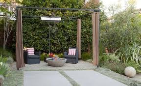 Sitzplatz Im Garten Vorhange Schutzen Vor Wind Gartengestaltung Garten Garten Design