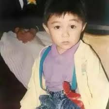 「男人背後」 每天辛勞後 期待跟妳說一聲 我回來了 是妳 陪伴著我多少個「天光」 是妳 讓我有勇氣說出 「我的宣言」 是妳 成就了 「終於我們」 面對多少難關 多少階梯還要攀上 就算最終跨不過 攀不上 我的. 11å¹´äº† å¤šè°¢ä½  å'¨æŸè±ª æ¯æ—¥å¤´æ¡