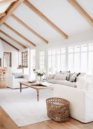 Si l'aménagement d'un salon mansardé est parfois difficile, il est toutefois possible d'obtenir des décors à l. Epingle Par Jillian Cruickshank Sur Dream House Idees De Decoration De Salon Decoration Salon Deco Maison