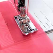 Karena itulah penggunaannya pun lebih sering terlihat di layanan produksi garment atau bahkan konveksi. Sepatu Jahit Lurus Straight Stitch Straight Quilting Foot Untuk Mesin Jahit Portable Shopee Indonesia