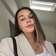 Emily Clare's Instagram, Twitter & Facebook