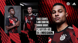 A coleção humanrace fc, com releitura de cinco camisas icônicas dos principais clubes de futebol mundial. Terceira Camisa Do Bayern De Munique Para 2020 2021