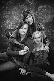 Classic Mom And Daughter Portrait Family Portrait Poses Photography Poses Family Family Picture Poses