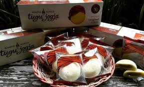Dua jenis getuk yang cukup terkenal di provinsi tersebut adalah getuk kukus. 10 Kue Khas Jogja Yg Enak Bolu Basah Balok Bakpia Artis Camilan Terbaru Geplak Tradisional Kering Mochi Jejakpiknik Com