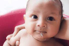 Tampak tidak nyaman dan kesakitan karena refluks. Cara Sendawakan Bayi Selepas Menyusu Agar Tak Muntah Meragam