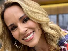 Ana Furtado impressiona e chama atenção com maiô cavado: 'Maravilhosa'