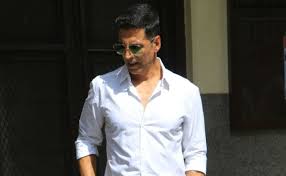 Akshay kumar, indian actor who became one of bollywood's leading performers, known for his versatility. Viral Akshay Kumar Helps Unconscious Crew Member On Sets Internet Says He S A True Hero