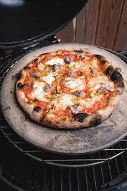 How To Make Kamado Grilled Sausage Pizza Recipe Kamado Grill Recipes Grilling Recipes Big Green Egg Recipes