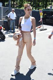 Anyone who is a fan of bella hadid knows just how much inspiration the star drawers from the 90s so it doesn't come as a surprise that bella decided to also rock a very clueless inspired outfit. I Pinimg Com Originals 2d 10 F8 2d10f8aa84d8f5a
