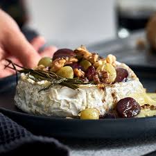 Glasierte Weintrauben Auf Gebackenem Camembert Rezept In 2020 Gebackener Camembert Rezepte Lebensmittel Essen