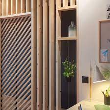 Une Cloison En Tasseaux De Bois Pour Apporter Une Touche Deco Et Geometrique A La Deco Du Salon Tasseau Bois Tasseau Cloison