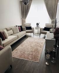 Sarı zemin, yalnızca kendi dalga boyundaki sarı ışığı yansıtır. Koyu Renkli Parke Zemin Acik Renkli Duvar Ve Mobilyalara Yumusak Gecisler Saglayan Tek Oturma Odasi Takimlari Oturma Odasi Tasarimlari Oturma Odasi Dekorasyonu