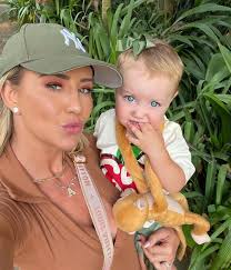 Ana Paula Siebert mostra dia com Vicky e desabafa: “Estou me virando nos  30”