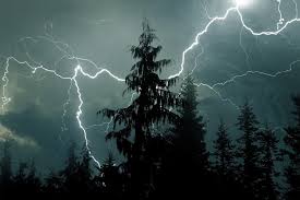 Åskmolnen har även kraftiga skyfall, fallvindar, kastvindar, hagel och tromberpå sin repertoar, hur åskmolnets elektricitet inverkar på just dessa är inte känt. Hur Paverkas Bredband Av Aska Maklarhuset