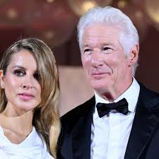 Richard Gere hace de su casa en Madrid un búnker: muro de 4 metros, 8  cámaras y garita de seguridad