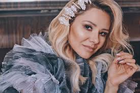 The artist's debut album was released in february 2019. Anna Karwan Dzieki Tobie Artystka Prezentuje Czwarty Oficjalny Singiel Z Plyty Wraz Z Teledyskiem Muzyka