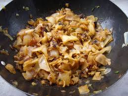 Cuire les nouilles dans l'eau chaude salée selon les instructions du paquet puis égoutter. Nouilles Chinoises Caramelisees Aux Oignons Cuisine Rebelle