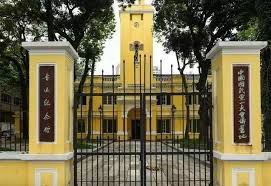 文明路是廣州市內頗具文化氣息的街道之一 昔日廣州府的府學 廣府學宮就是位於文明路北側 即今市一宮 文明門正對著廣府學宮 城門外有青雲橋橫跨玉帶濠直通青雲直街 寓意入讀府學者能平步青雲 廣府學宮衰落後 在原址分別建起了市立中山圖書館和廣東文獻館 解放後