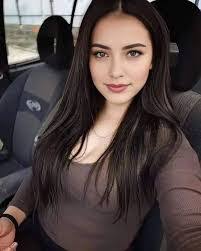 Kari Knight's Instagram, Twitter & Facebook