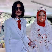 Sejak dari awal kemunculannya bersama band slam, zamani dan kisah perkahwinan tidak pernah lekang daripada dibicarakan di media tempatan. Bila Duduk Bersanding Rasa Bagai Mimpi Zamani Terharu Akhirnya Dapat Naik Pelamin