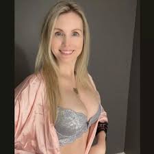 Mum banned from Mormon church poses in sexy snap – but fans notice racy  detail - Daily Star