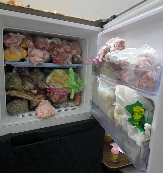 Hồi mới nghe đến hộp Tupperware em chỉ chậc lưỡi bảo sao chỉ có mấy cái hộp  nhựa mà cũng đầy ng bỏ cả đống tiền vào nó. Thế mà chỉ hơn
