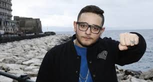 Rocco hunt, pseudonimo di rocco pagliarulo (salerno, 21 novembre 1994), è un rapper italiano. Benvenuty In Italy La Canzone Di Rocco Hunt Per Gli Europei Under 21