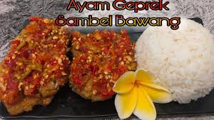 Ulek bawang putih, cabe merah keriting, cabe rawit, tambahkan garam, gula, penyedap, siram dengan minyak panas. Cara Membuat Ayam Geprek Sambal Bawang Youtube